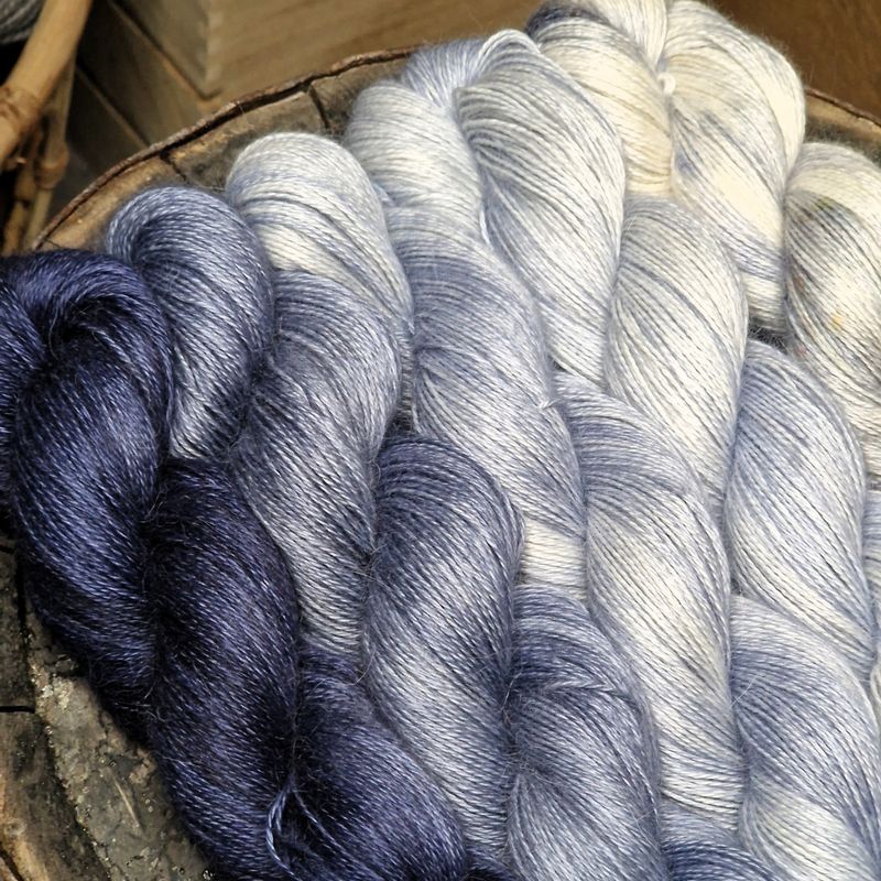 Strikkepakke Bloom Sweater Farge Blåmyra gradient og Sandbotn